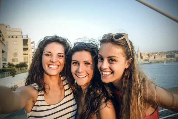 Drie meisjes op vakantie — Stockfoto