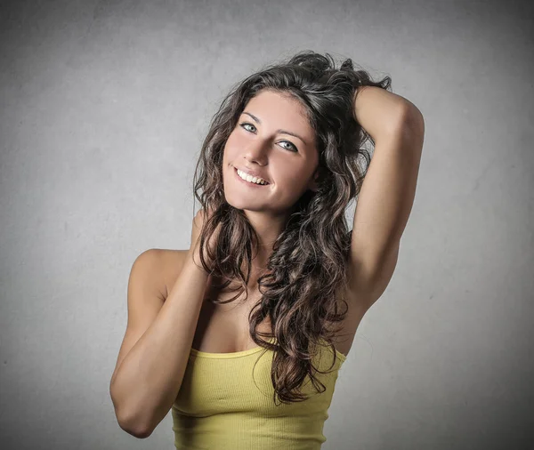 Hermosa chica posando para una foto — Foto de Stock