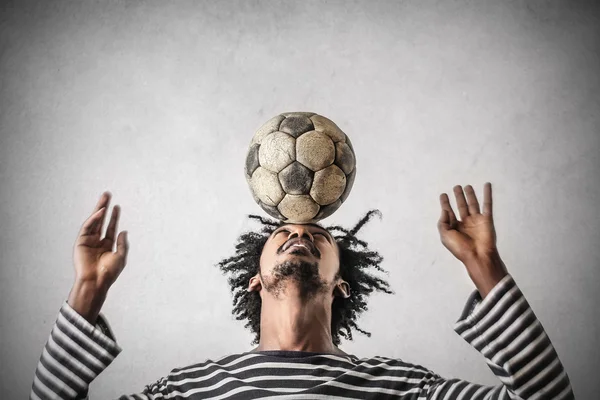 Giocare a calcio — Foto Stock