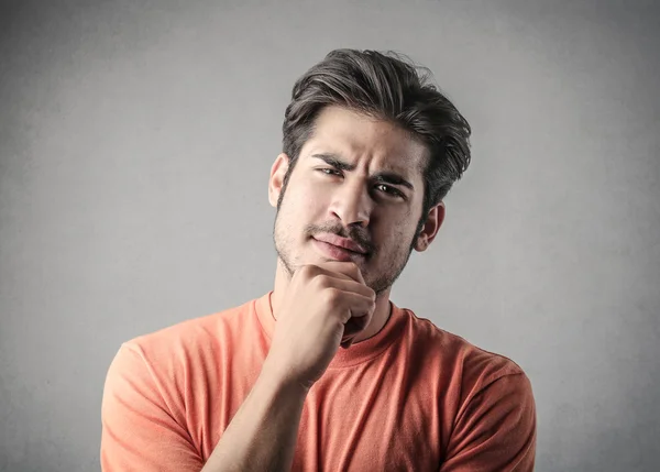 Een man bedenkt iets. — Stockfoto