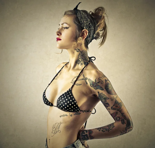 Fille tatouée — Photo