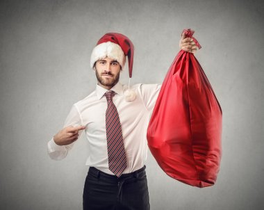 Kırmızı çantalı