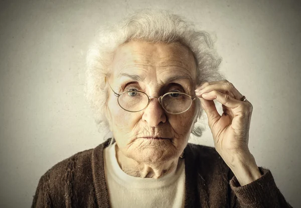 오래 된 여자를 보고 — 스톡 사진
