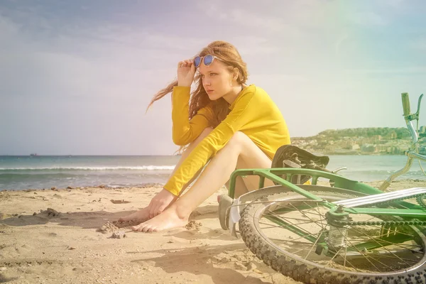 Watching from the sand — Stock Photo, Image