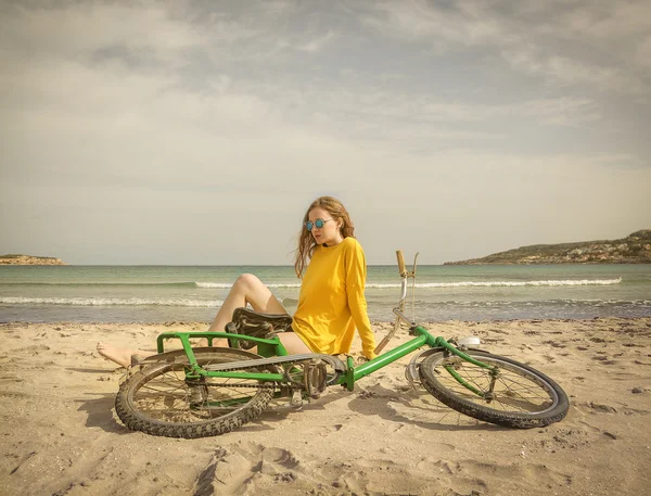 Zittend op het strand — Stockfoto