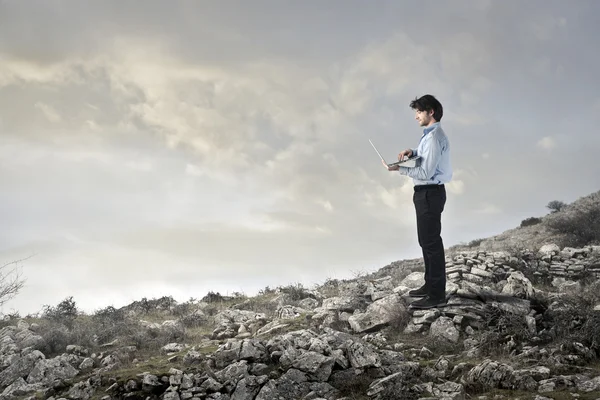 Laptop en la montaña — Foto de Stock