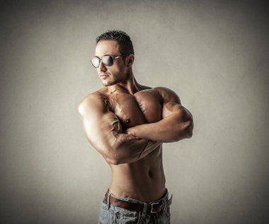 Güçlü güneş gözlüğü