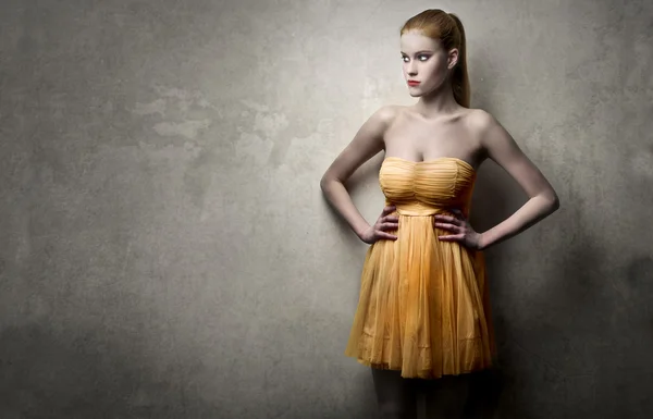 Vestido amarelo — Fotografia de Stock