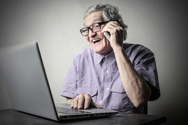 Hablando por teléfono — Foto de Stock