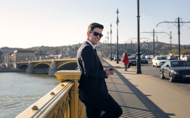 gülümseyen iş adamı