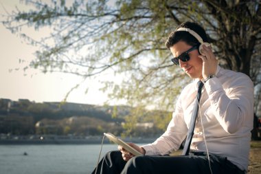 Müzik dinleyen iş adamı