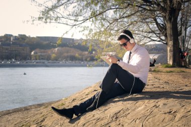 Müzik dinleyen adam.