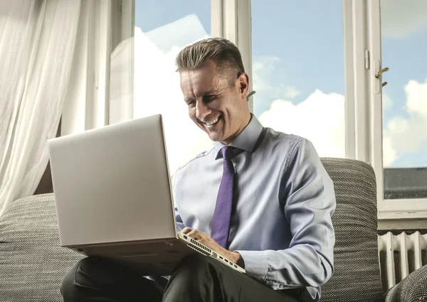 Hombre usando una PC — Foto de Stock