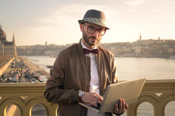 Man met een pc — Stockfoto