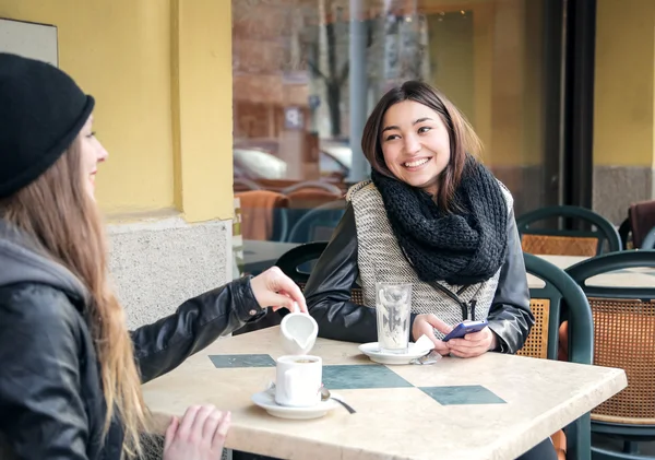 Lächelndes Mädchen im Café — Stockfoto