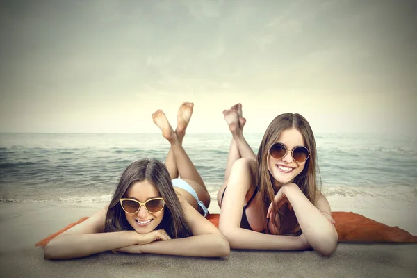 Twee meisjes aan de kust — Stockfoto