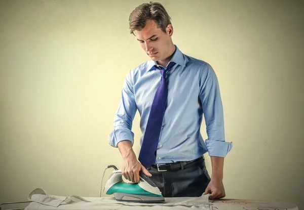 Hombre haciendo el planchado —  Fotos de Stock