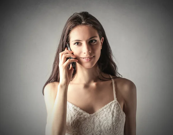 Mädchen telefoniert — Stockfoto