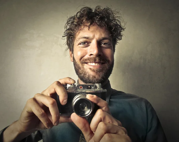 Uomo sorridente che scatta una foto — Foto Stock