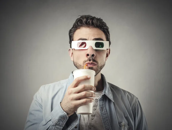 Hombre viendo una película con gafas 3D — Foto de Stock