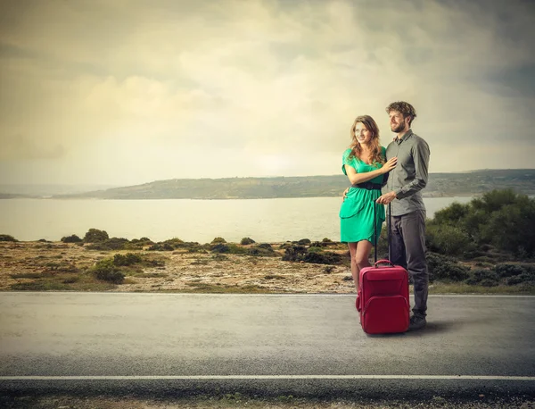 Um casal viajando de férias — Fotografia de Stock