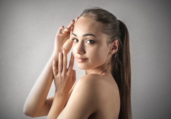 Красивая женщина позирует для картины
