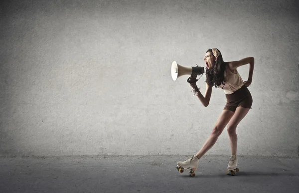 Donna che grida in un megafono — Foto Stock