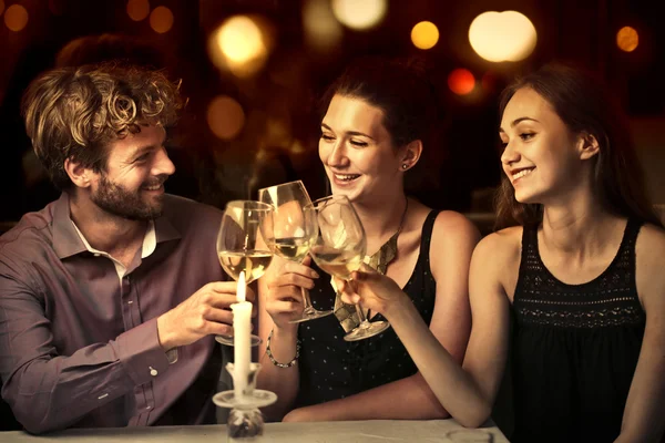 Tres amigos bebiendo una copa de vino juntos — Foto de Stock