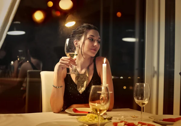 Mujer elegante bebiendo una copa de vino — Foto de Stock