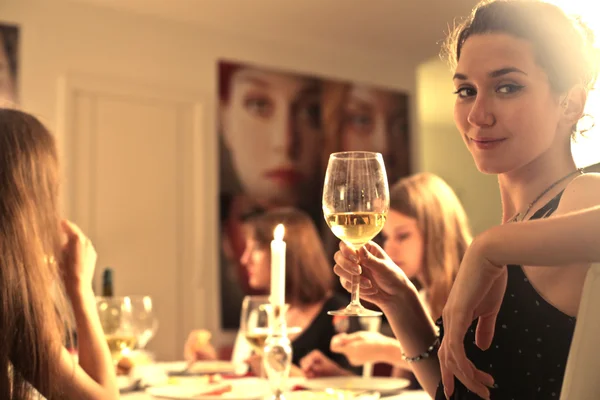 Frau trinkt Wein beim Abendessen — Stockfoto