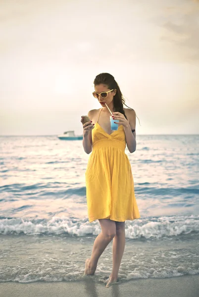 Vestido amarelo — Fotografia de Stock