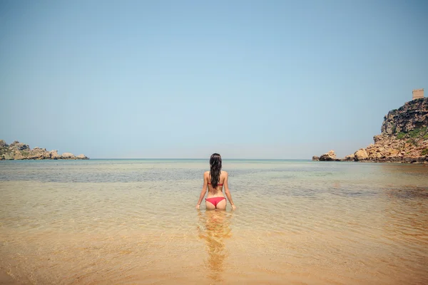 Piękne kobiety stojącej w wodzie na plaży — Zdjęcie stockowe