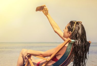 Plajda bir selfie yapıyor güzel kadın