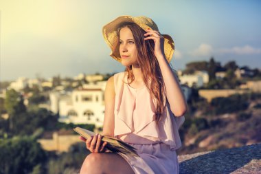 sarışın kız kitap okuma