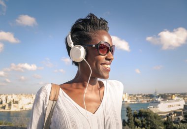 Genç kadın müzik dinliyor.