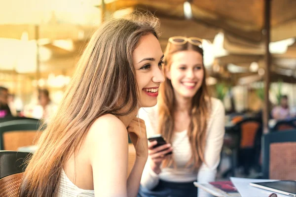 Zwei lächelnde Freunde im Café — Stockfoto