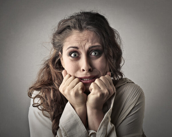 Испуганная женщина
