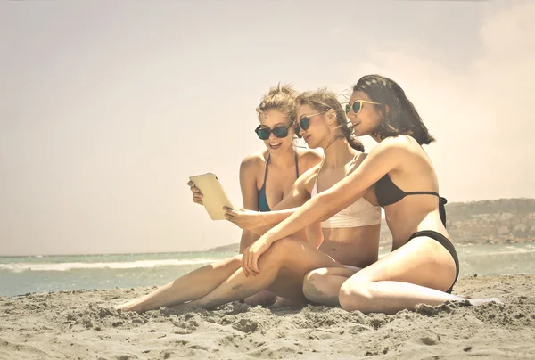 Três amigos fazendo uma selfie na praia — Fotografia de Stock