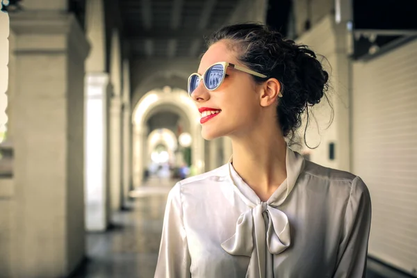 Femme élégante souriant — Photo