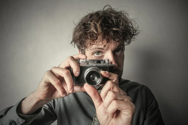 Homem tirando uma foto — Fotografia de Stock