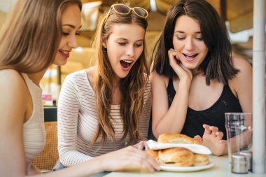 Sürpriz kız yiyecek bir şeyler arıyorum