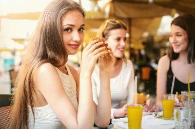 İki kız bir kafede oturan