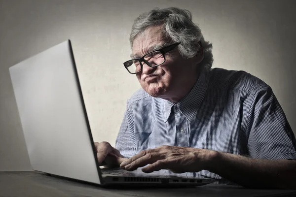 Oudere man met behulp van technologie — Stockfoto