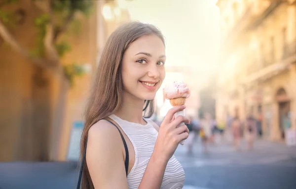 Jeune femme mangeant une glace — Photo