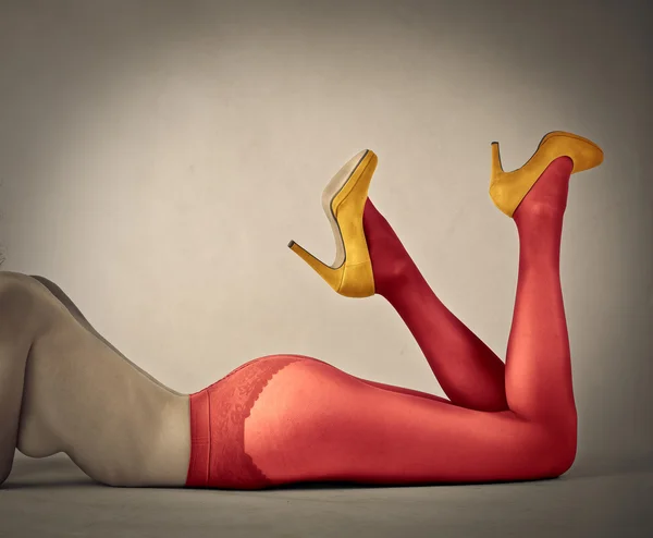 Красные чулки и желтые каблуки — стоковое фото