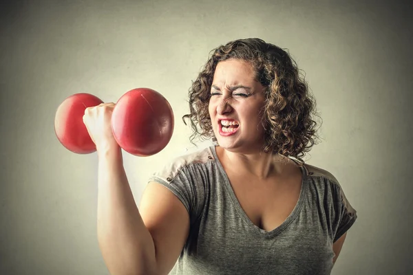 Mujer fuerte levantando pesas — Foto de Stock