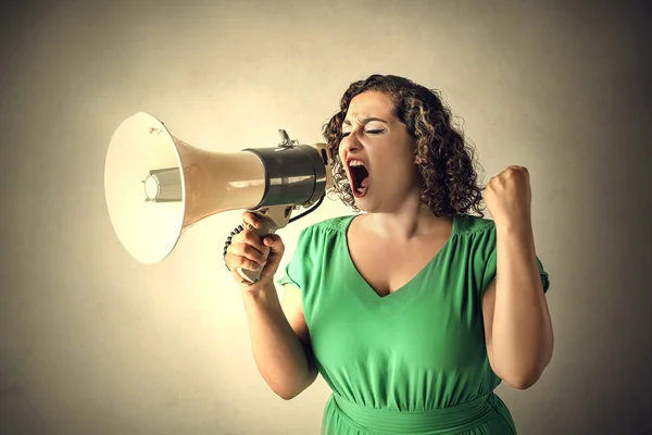 Mujer gritando su mensaje a través de un megáfono —  Fotos de Stock