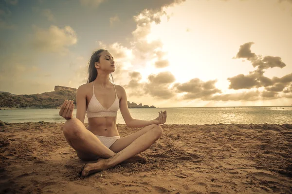 Elegant woman doing yoga at the beach — Stock Photo, Image
