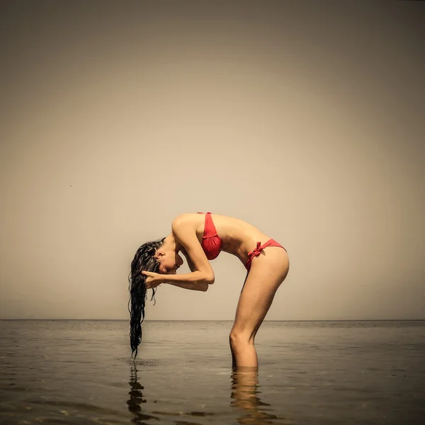 해변에서 물에 아름 다운 여자 — 스톡 사진