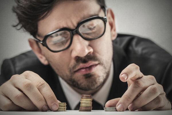 Бизнесмен считает деньги